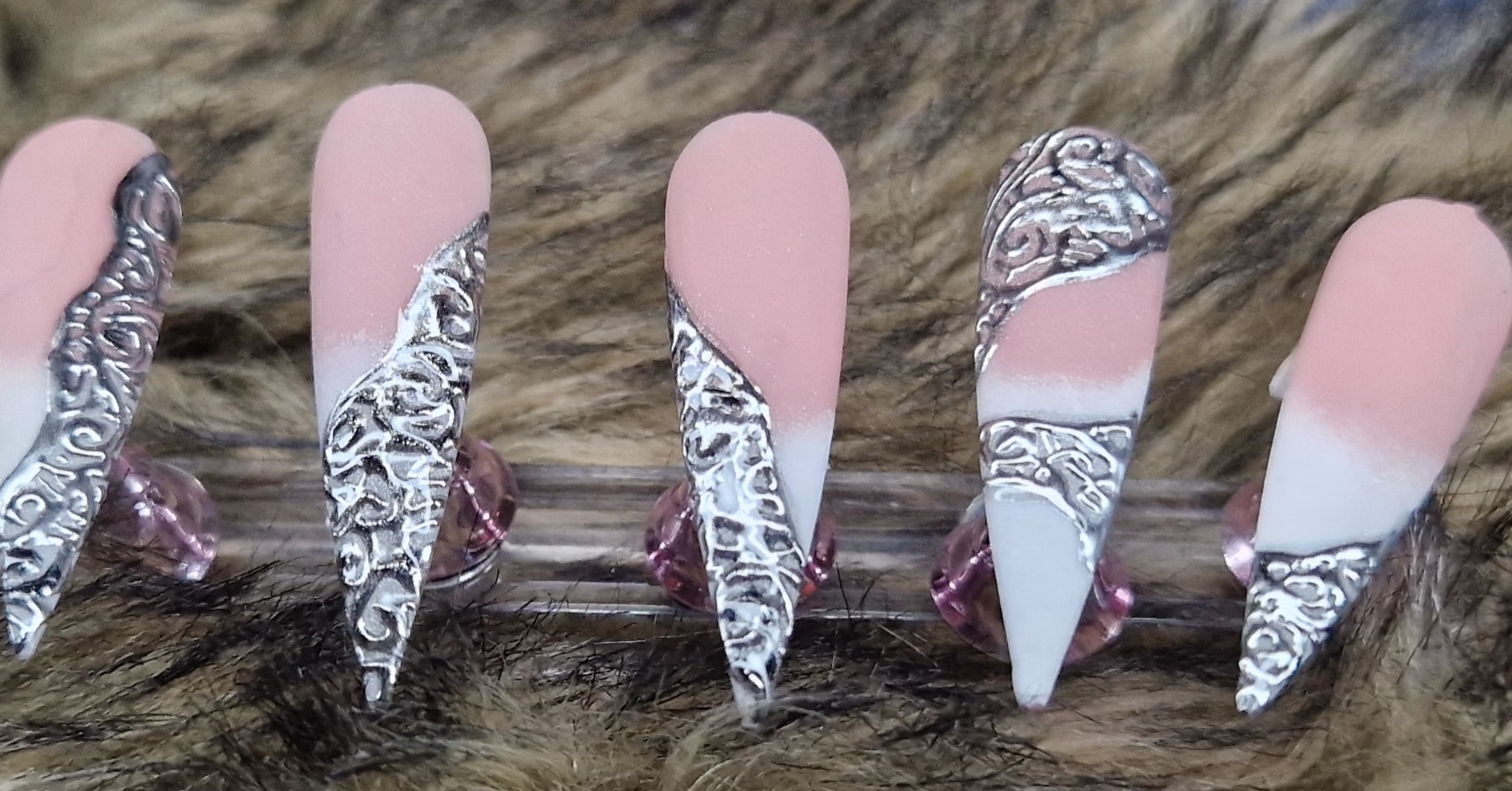 Vijf stiletto tips in perzik naar wit met zilveren folie, op bont