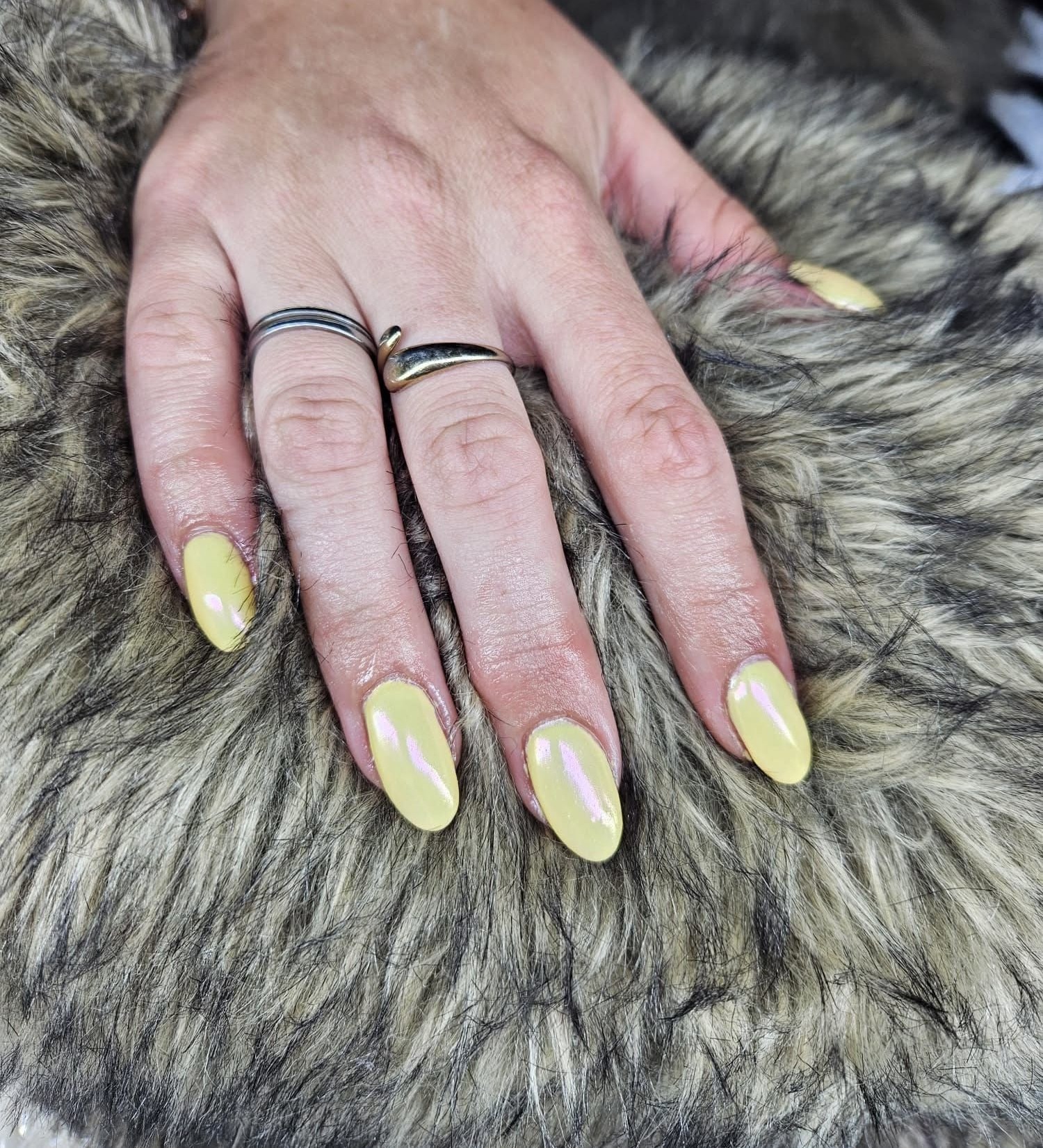 Pastelgele chrome amandelset op bont